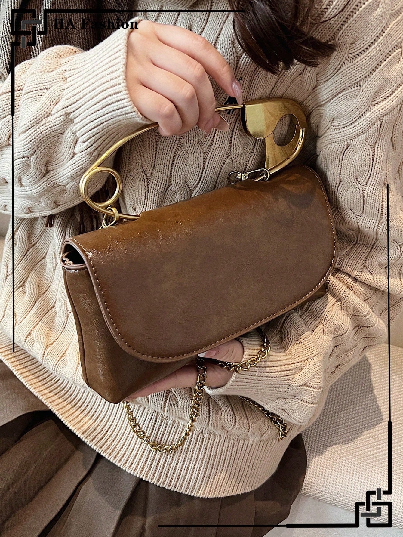 Brooch hand&cross bag